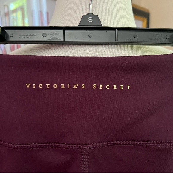 Victoria's Secret Essential High-Rise Pocket Merlot/ Dark Purplish Red Leggings - Picture 3 of 12